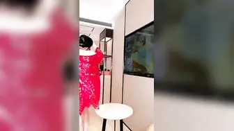 一线天肥穴美女【Park1】大尺度秀极其淫荡，高跟鞋插逼，扩阴器假屌抽插，高潮大量喷尿，润滑油抹胸双指扣穴很湿