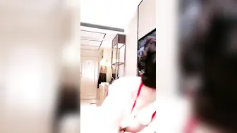 一线天肥穴美女【Park1】大尺度秀极其淫荡，高跟鞋插逼，扩阴器假屌抽插，高潮大量喷尿，润滑油抹胸双指扣穴很湿