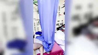 中医养生馆帘子外的呻吟，一起享受按摩的男女，小哥撩骚女技师激情啪啪，隔着体位爆草，隔壁少妇受不了自慰