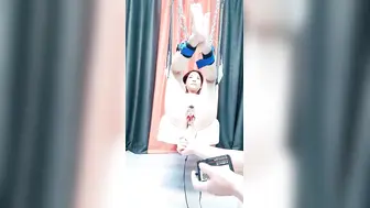 人妻的诱惑【上篇】全程露脸先自慰再玩SM，逼毛整的好有型，吊起来电击逼逼和奶子爽的直颤抖，风油精刺激高潮
