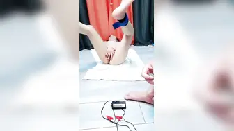 人妻的诱惑【中篇】全程露脸先自慰再玩SM，逼毛整的好有型，吊起来电击逼逼和奶子爽的直颤抖，风油精刺激高潮