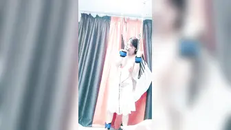 人妻的诱惑【中篇】全程露脸先自慰再玩SM，逼毛整的好有型，吊起来电击逼逼和奶子爽的直颤抖，风油精刺激高潮