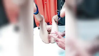 人妻的诱惑【中篇】全程露脸先自慰再玩SM，逼毛整的好有型，吊起来电击逼逼和奶子爽的直颤抖，风油精刺激高潮