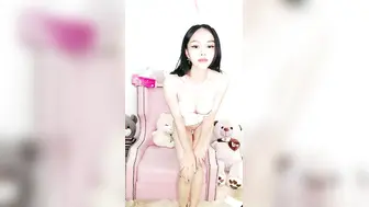 兔女郎装扮刚播不久爆乳美女，翘起屁股让闺蜜拉扯跳蛋，露出奶子搔首弄姿，振动棒猛插骚穴，假屌椅子上骑坐
