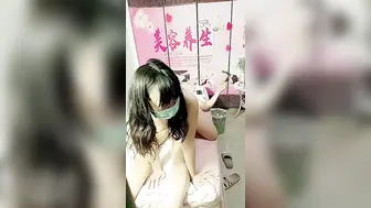 【美容养生馆】大叔忽悠女顾客【下篇】激情啪啪，色情按摩揉捏骚奶子玩骚逼淫水已湿透，大鸡巴各种爆草口交大鸡巴真骚