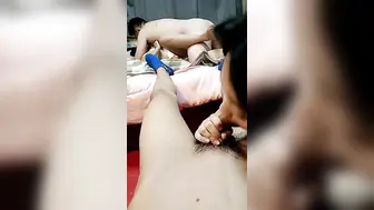 技校19小妹和风骚老阿姨跟两个大哥玩4P【上篇】全程露脸丝袜情趣被两大哥捆起来一起草嘴，各种蹂躏玩逼吃奶抽插