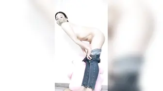 撸点极高顶级肥臀骚女假屌爆插，特写大屁股骑坐，牛仔裤情趣内裤换装，假屌玻璃棒齐上场，娇喘呻吟非常淫荡