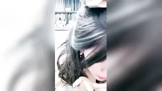 娇小身材非常耐操气质美女米拉激情啪啪，无毛肥穴被炮友振动棒抽插，深喉口交骑乘打桩喷水，娇喘呻吟非常诱人