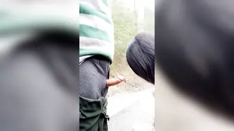 小骚妇大冬天户外勾搭大哥激情啪啪，漏出骚奶子揉捏掏出大哥鸡巴就开始舔真骚，让大哥后入爆草浪叫呻吟不断