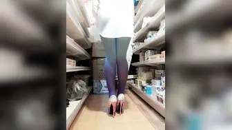 巨乳超市老板娘【暴露癖好】被主人调教，骚货隔着丝袜自慰棒插逼不停喷水，水射鞋里