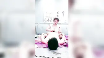 巨奶女技师【下篇】露脸跟小哥激情啪啪，口交舔逼道具玩弄，大奶子玩乳交真刺激，让小哥各种体位爆草抽插大奶子乱晃