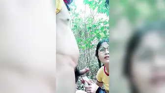 带婊妹去户外激情啪啪【Park2】全程露脸深喉大鸡巴，卡在树上疯狂输出浪荡呻吟，地上主动上位抽插揉捏骚奶子刺激