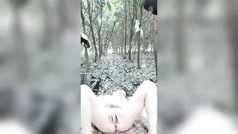 带小情人【户外】小树林激情啪啪【中篇】全程露脸口交大鸡巴多体位蹂躏抽插，让狼友看她骚表情，树林里充满浪叫声好刺激