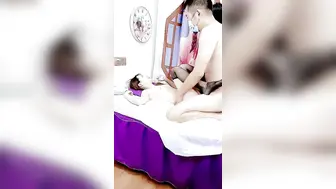 带新男技师培训手法按摩女顾客【下篇】小哥玩起了双飞，享受两个骚逼的口活服务，多体位抽插轮草两女精彩刺激不断
