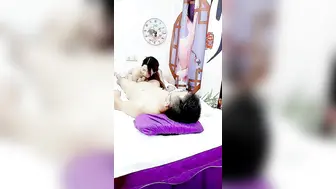 带新男技师培训手法按摩女顾客【下篇】小哥玩起了双飞，享受两个骚逼的口活服务，多体位抽插轮草两女精彩刺激不断