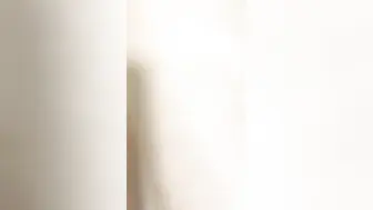 【榨精少女&不良人】高挑长腿萝莉全身粉嫩，挺瘦的但是奶子还挺大像刚发育好，史上最干净的小穴之一，无套内射