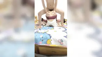【少妇的感觉】独树一帜的倒立抽插，这蜜桃臀高耸，折叠式看自己骚穴被干，谁来挑战？