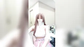 【异国风情艳舞】高颜值妹子，全裸展现模特身材，白皙大奶，自慰粉木耳十足诱惑