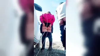 【户外偷情】真实夫妻，全程露脸蓝天白云，脱了裙子漏着奶子让小哥后入草大屁股给狼友看，真实感很强不要错过