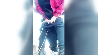 【户外偷情】真实夫妻，全程露脸蓝天白云，脱了裙子漏着奶子让小哥后入草大屁股给狼友看，真实感很强不要错过