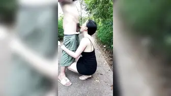 【户外勾引啪啪啪】淫荡姐妹花，偏僻小树林旁，勾搭眼镜小伙，极品白嫩桃子奶，无套啪啪玩得就是心跳