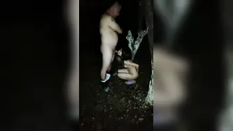 【技校小妹】神似张子枫，19岁小萝莉，两个大叔带到野外，撒尿，口交，啪啪，蚊子超多，咬的三人满腿包一直挠
