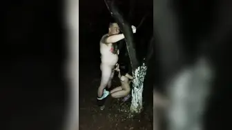 【技校小妹】神似张子枫，19岁小萝莉，两个大叔带到野外，撒尿，口交，啪啪，蚊子超多，咬的三人满腿包一直挠