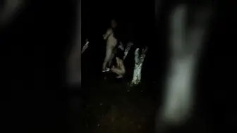 【技校小妹】神似张子枫，19岁小萝莉，两个大叔带到野外，撒尿，口交，啪啪，蚊子超多，咬的三人满腿包一直挠