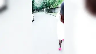 【为人湿表】风骚小少妇出轨寻刺激，户外露出公厕和男炮友啪啪啪