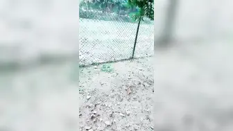 【为人湿表】风骚小少妇出轨寻刺激，户外露出公厕和男炮友啪啪啪