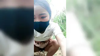 【剧情演绎】小少妇户外田间地头勾搭农民啪啪性爱，裤子都没脱掏出鸡巴来口交，站着后入爆草抽插浪荡呻吟不止