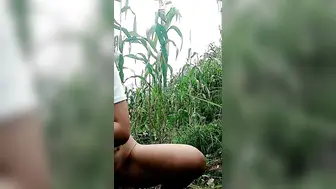 【剧情演绎】小少妇户外田间地头勾搭农民啪啪性爱，裤子都没脱掏出鸡巴来口交，站着后入爆草抽插浪荡呻吟不止