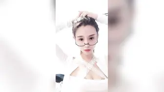 【喵喵是个猫】极品颜值酒窝美女，戴眼镜扎起头发，简直完美脱下内裤露肥臀，揉捏白皙奶子，掰穴特写洞洞很小紧致