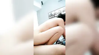 SM蹂躏母狗人妻还有点奶水【上篇】吊起来玩逼草嘴道具给她搞喷，风油精刺激菊花和逼逼爽到喷尿，深喉草嘴干骚逼