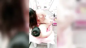 【SPA会馆】美女强制高潮，小哥的按摩手法一流给少妇弄的骚逼已湿透，大鸡巴果断插入多体位蹂躏爆草真刺激
