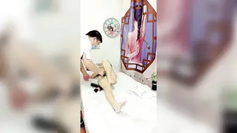 【SPA女子养生会所】双飞女顾客【上篇】骚技师按摩女顾客勾搭啪啪跟小哥玩弄骚女，口交大鸡巴舔乳头，轮草抽插叫声骚
