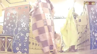 【专业女盗手】大众洗浴场真实偸拍女客【换衣室-下篇】内部春光，一屋子不穿衣服的女人，老中青都有隐私部位看个够