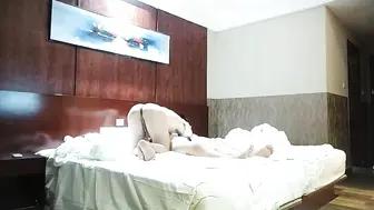 【淫妻猎人】刚进屋就扒拉，上下齐手【浴室】鸳鸯戏水，女上位极限坐桩，想射了吗慢点~你缓一下，呵呵~让我多享受一会