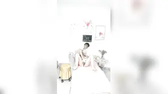 打着按摩的旗号，搞色情交易，皮肤白皙，身材满分，美女花式被插逼