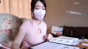 极为严格的女书法老师，对她懒散的学生，采取另类的教育方式