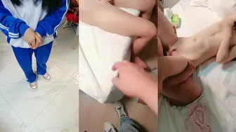超级稚嫩学生妹拖妈咪找人买初夜，乳房还没有完全发育阴毛稀疏_一个学生妹一个丰满少妇4P快乐无穷