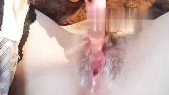 一起床还没换上衣服就忍不住扣挖自己已经湿润的阴穴,风油精刺激阴蒂