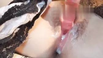 一起床还没换上衣服就忍不住扣挖自己已经湿润的阴穴,风油精刺激阴蒂