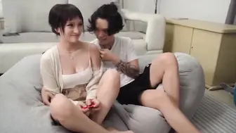 爱上陪玩小姐姐 初次见面就坠入爱河