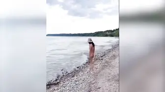 熟女大姐 唯美人妻身材苗条性感 无毛鲍鱼海边露出 回家足交啪啪 被小哥内射一骚穴