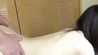 妹妹顺从地张开红唇，为他进行着深入的口交，舌尖灵巧地舞动，哥哥的欲望再也无法抑制