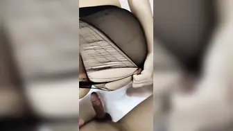 嫂子听说我感冒了，主动来看我，居然还想让我给她打针 她轻柔地为我掖好被角，我感受到她手臂的触感