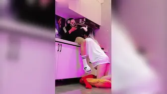 完美身材大长腿！直接趴着后入，女主声音又是嗲嗲的真够反差 淫叫声夹杂着求饶与欲求不满的挑逗，反差极致勾人欲火