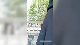 户外短裙少妇肉色丝袜勾引路人凉亭玩骚穴