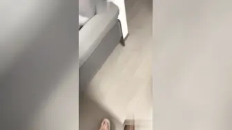 上次被我用春药操了的同事突然让我去她家玩 被我当着她和她老公的结婚照面前操的嗷嗷叫！